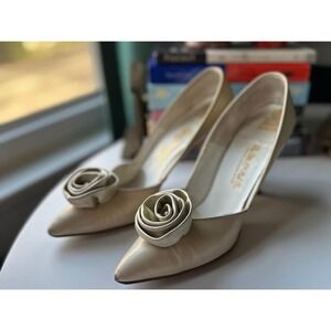 Vintage 1950s w/ Pumps Rosette Bow, Hidden Pearl - The M. O'Neil Company